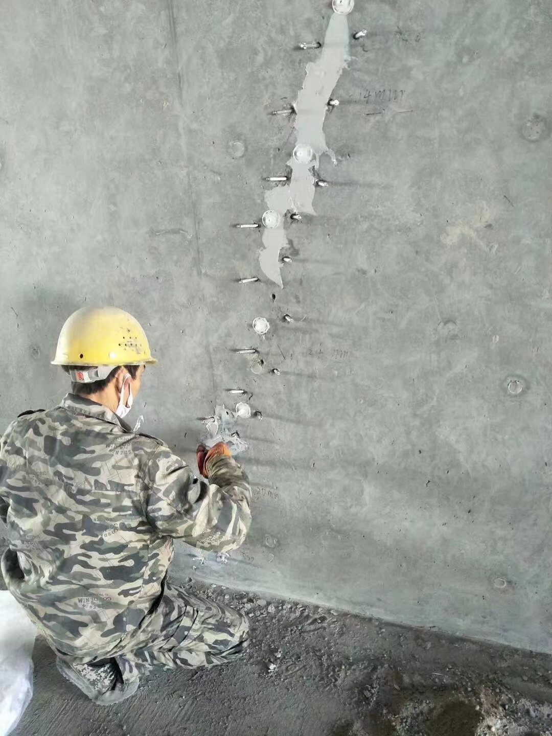 东洲混凝土楼板裂缝加固施工的方案